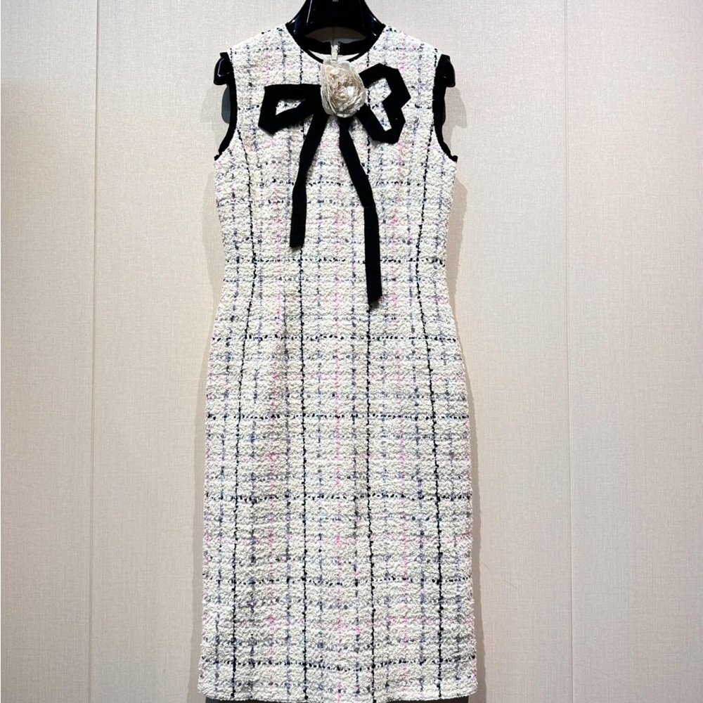 ❌sold❌🚩steal authentic Gucci White Tweed Midi Dress with Black Bow
